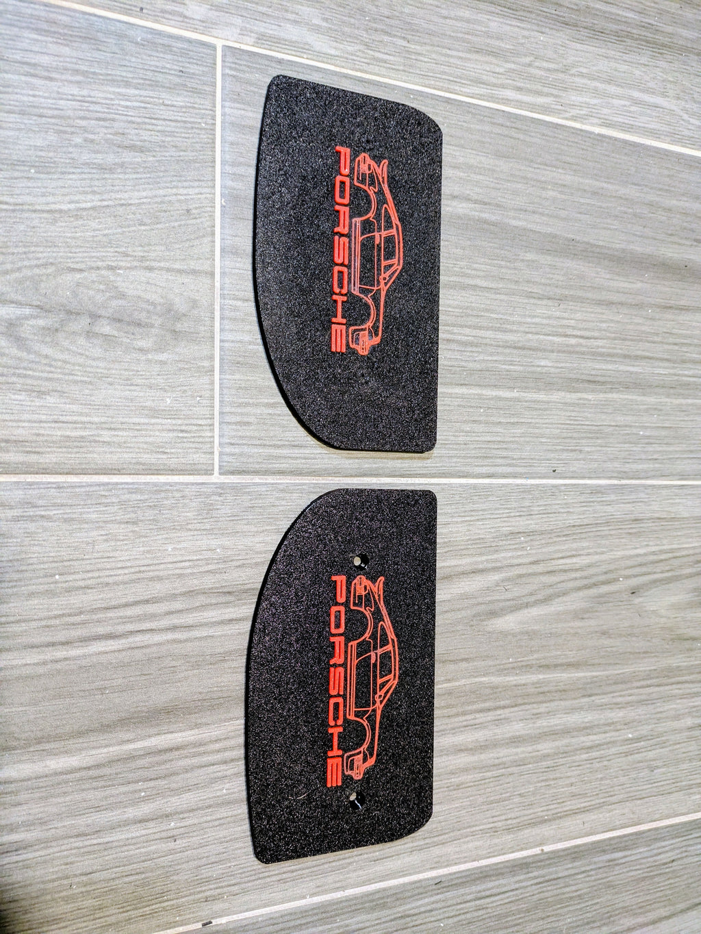 Estantería en forma de alerón marca de coche / circuito / nombre. Modelo 1