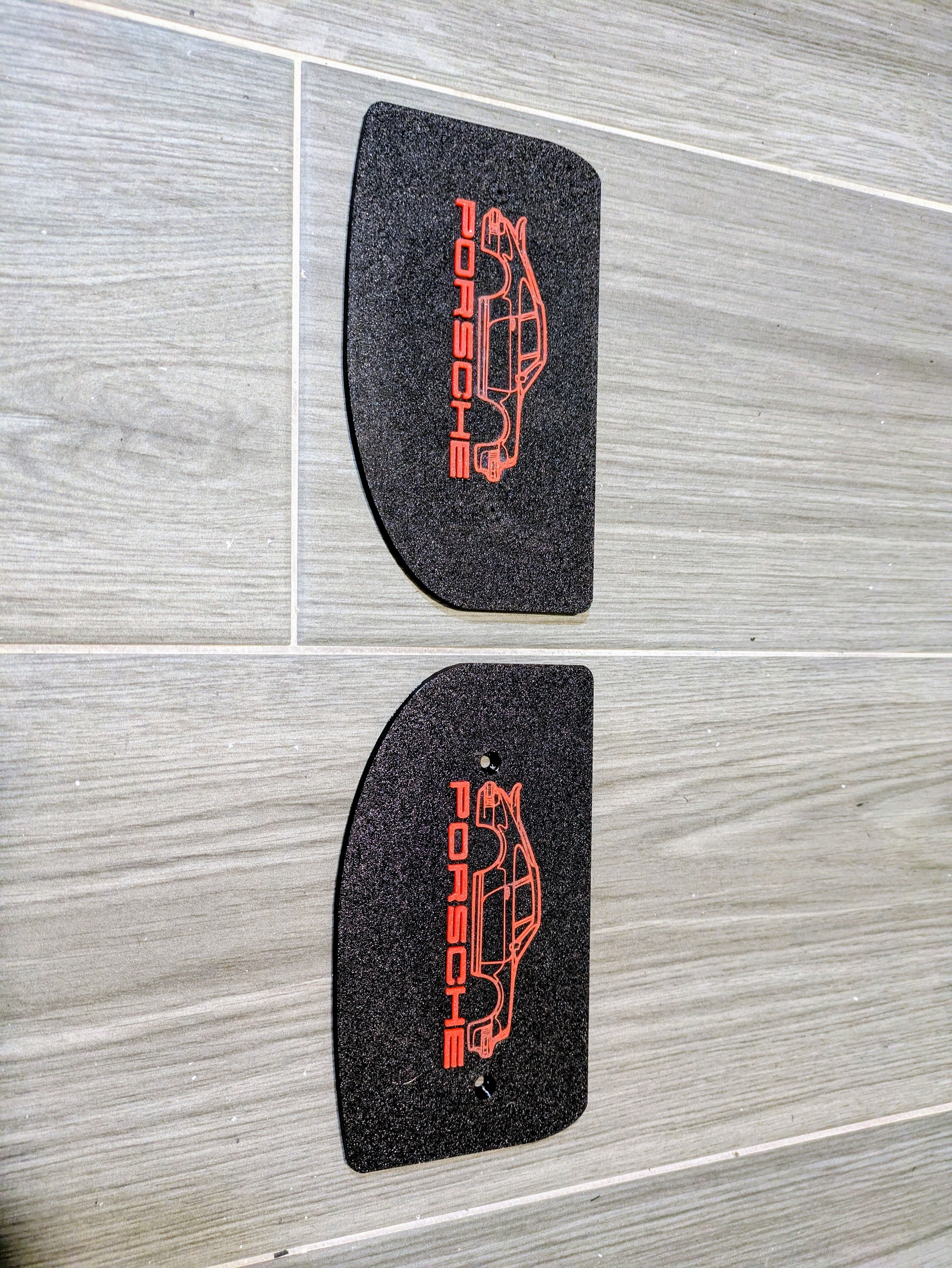 Estantería en forma de alerón marca de coche / circuito / nombre. Modelo 1
