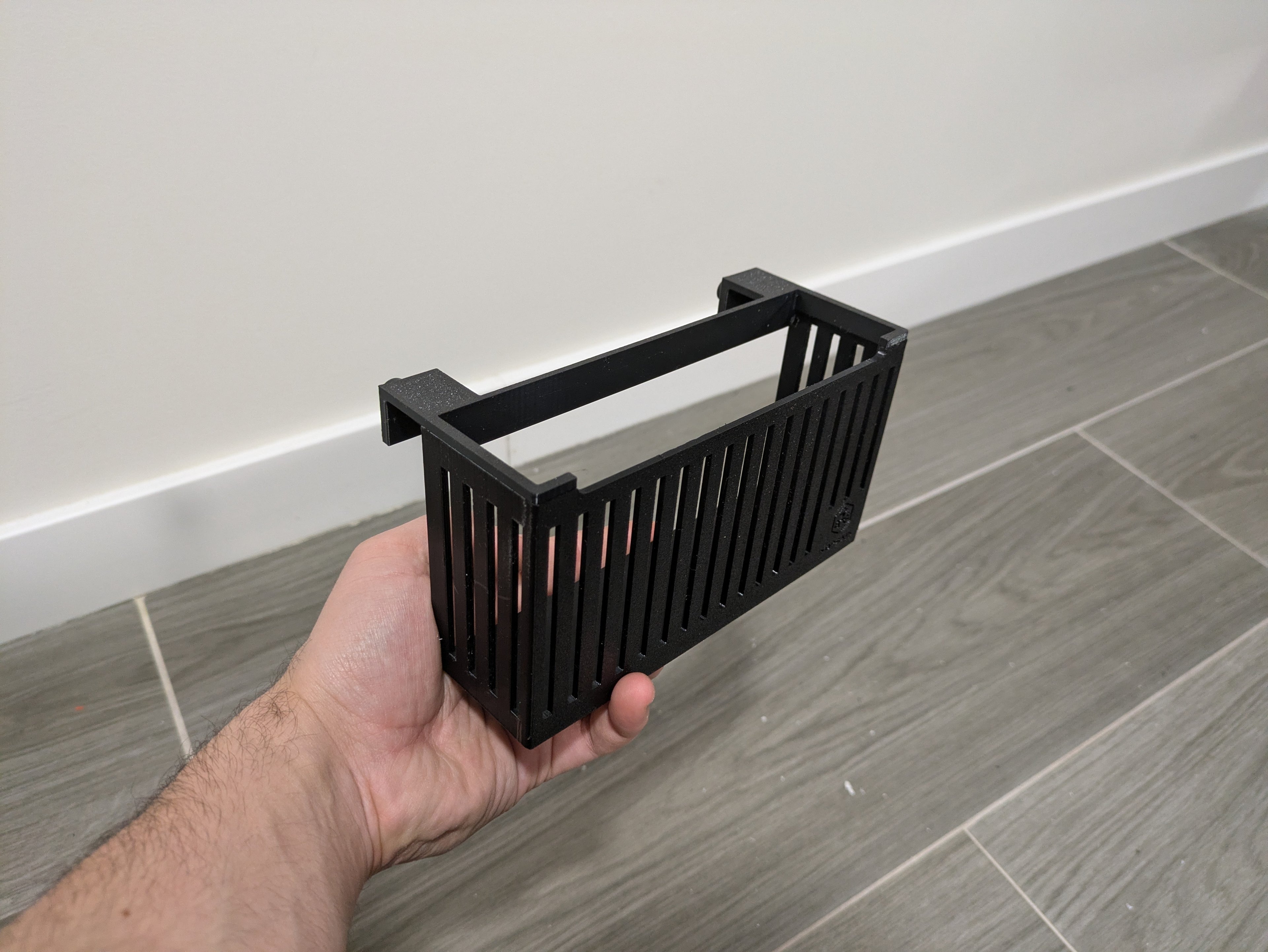 Rebosadero universal | Modelo: ClipFlow | 17x9x5cm | Rejilla universal colgante para bajada a sump (170x90x50 mm) | Apta para acuarios marinos, plantados