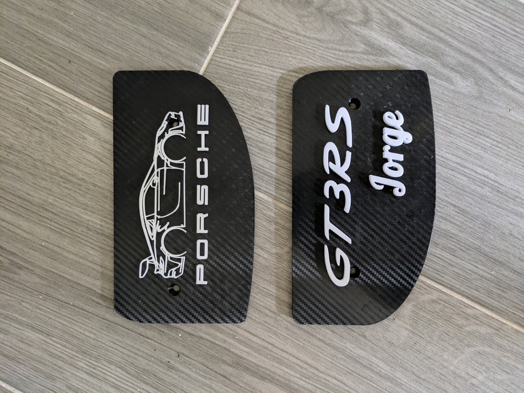 Estantería en forma de alerón marca de coche / circuito / nombre. Modelo 1