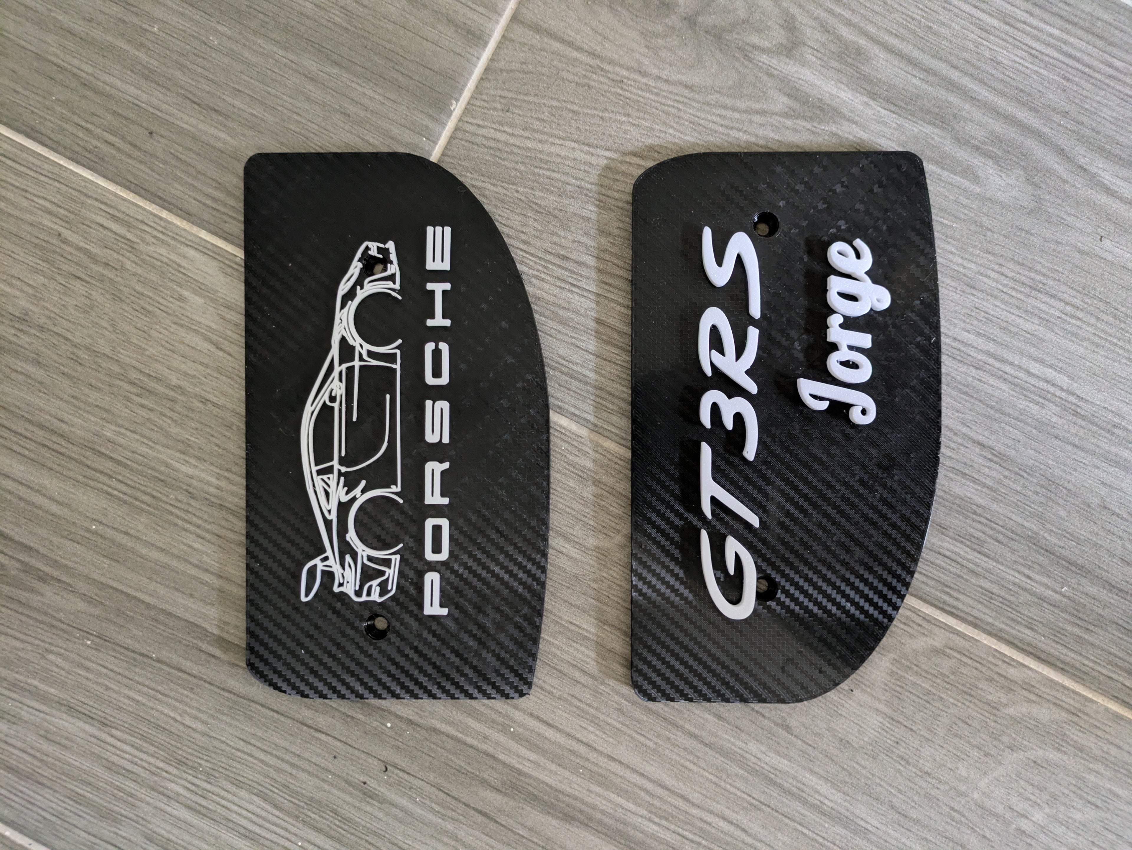 Estantería en forma de alerón marca de coche / circuito / nombre. Modelo 1